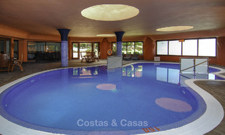 Appartement de luxe rénové à vendre dans un complexe de plage exclusif avec sécurité permanente, sur le nouveau Golden Mile entre Marbella et Estepona 48647 