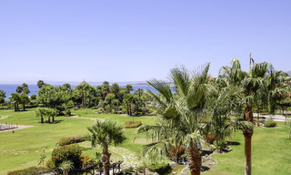 Appartement de luxe rénové à vendre dans un complexe de plage exclusif avec sécurité permanente, sur le nouveau Golden Mile entre Marbella et Estepona 48649 