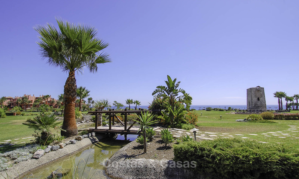 Appartement de luxe rénové à vendre dans un complexe de plage exclusif avec sécurité permanente, sur le nouveau Golden Mile entre Marbella et Estepona 48650