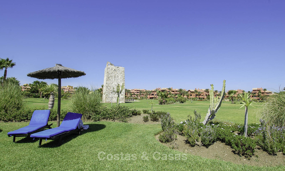 Appartement de luxe rénové à vendre dans un complexe de plage exclusif avec sécurité permanente, sur le nouveau Golden Mile entre Marbella et Estepona 48654