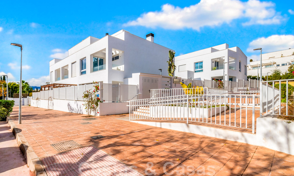 Nouvelle maison contemporaine à vendre à distance de marche de Puerto Banus et de la plage dans un complexe fermé à Nueva Andalucia, Marbella 48659