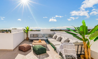 Nouvelle maison contemporaine à vendre à distance de marche de Puerto Banus et de la plage dans un complexe fermé à Nueva Andalucia, Marbella 48661 