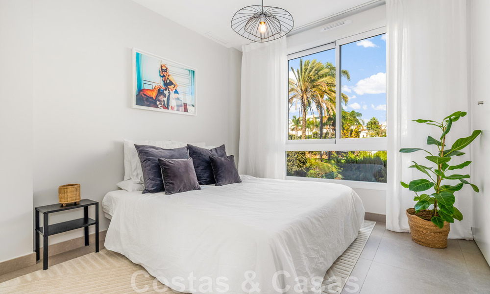 Nouvelle maison contemporaine à vendre à distance de marche de Puerto Banus et de la plage dans un complexe fermé à Nueva Andalucia, Marbella 48662