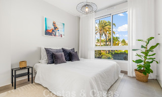 Nouvelle maison contemporaine à vendre à distance de marche de Puerto Banus et de la plage dans un complexe fermé à Nueva Andalucia, Marbella 48662 