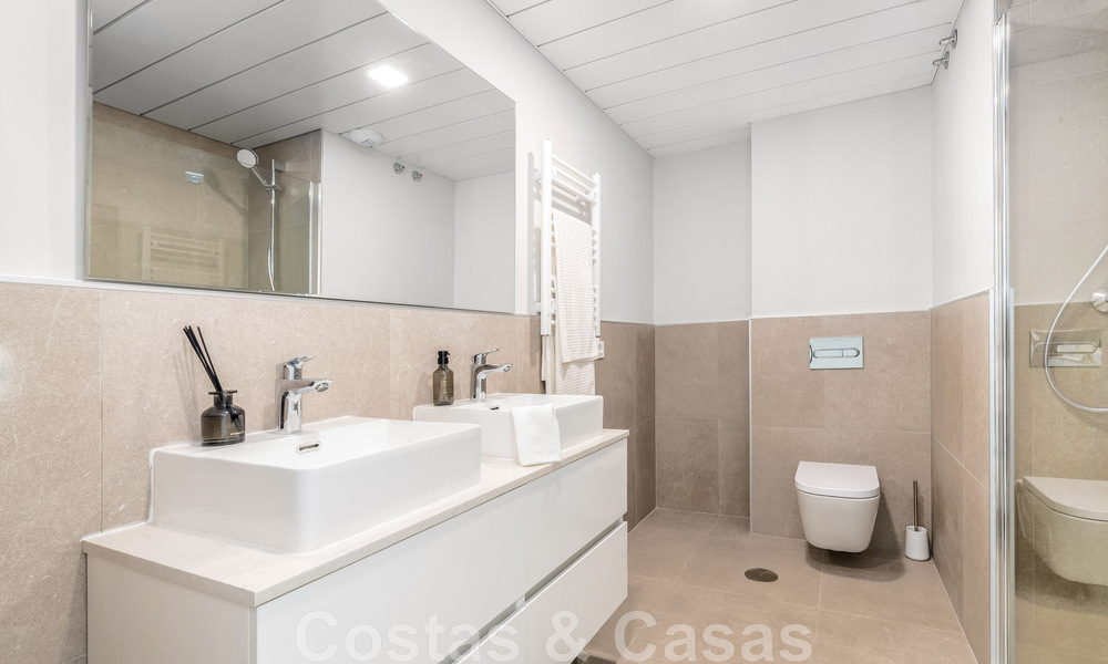 Nouvelle maison contemporaine à vendre à distance de marche de Puerto Banus et de la plage dans un complexe fermé à Nueva Andalucia, Marbella 48664
