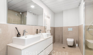Nouvelle maison contemporaine à vendre à distance de marche de Puerto Banus et de la plage dans un complexe fermé à Nueva Andalucia, Marbella 48664 