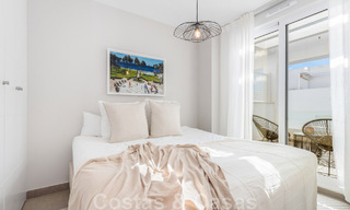 Nouvelle maison contemporaine à vendre à distance de marche de Puerto Banus et de la plage dans un complexe fermé à Nueva Andalucia, Marbella 48665 