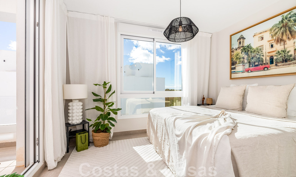 Nouvelle maison contemporaine à vendre à distance de marche de Puerto Banus et de la plage dans un complexe fermé à Nueva Andalucia, Marbella 48667