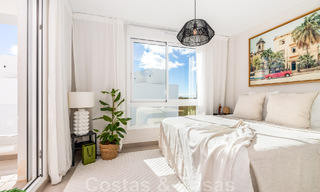 Nouvelle maison contemporaine à vendre à distance de marche de Puerto Banus et de la plage dans un complexe fermé à Nueva Andalucia, Marbella 48667 