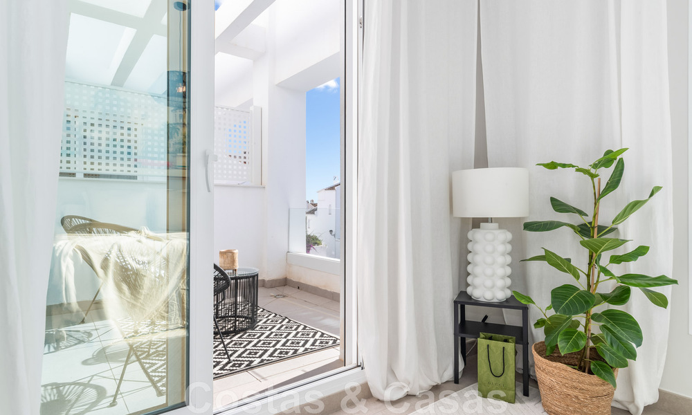 Nouvelle maison contemporaine à vendre à distance de marche de Puerto Banus et de la plage dans un complexe fermé à Nueva Andalucia, Marbella 48669