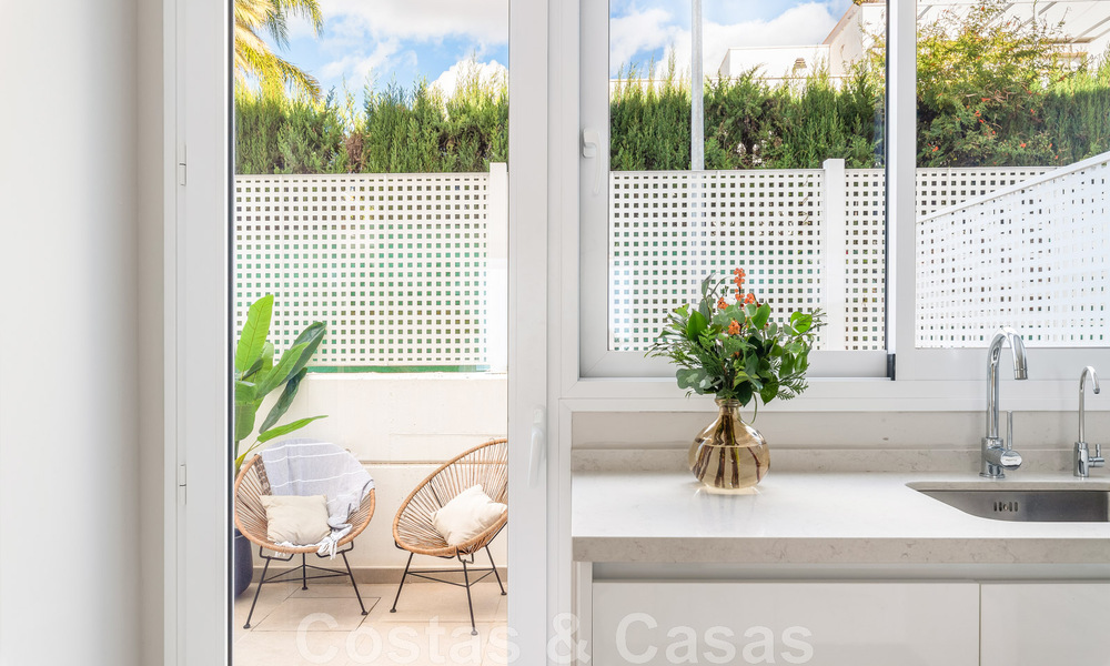 Nouvelle maison contemporaine à vendre à distance de marche de Puerto Banus et de la plage dans un complexe fermé à Nueva Andalucia, Marbella 48675