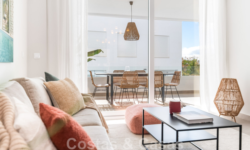 Nouvelle maison contemporaine à vendre à distance de marche de Puerto Banus et de la plage dans un complexe fermé à Nueva Andalucia, Marbella 48677