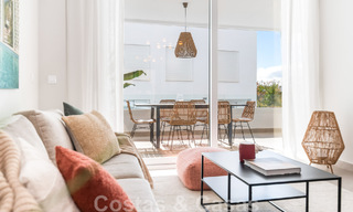 Nouvelle maison contemporaine à vendre à distance de marche de Puerto Banus et de la plage dans un complexe fermé à Nueva Andalucia, Marbella 48677 
