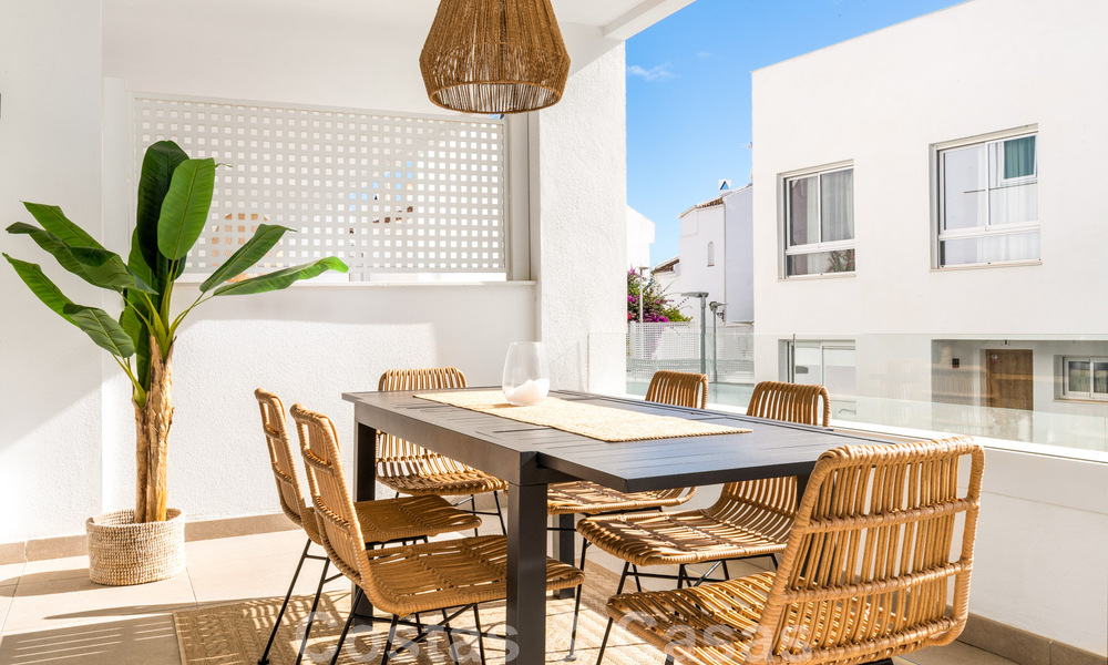 Nouvelle maison contemporaine à vendre à distance de marche de Puerto Banus et de la plage dans un complexe fermé à Nueva Andalucia, Marbella 48681