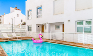 Nouvelle maison contemporaine à vendre à distance de marche de Puerto Banus et de la plage dans un complexe fermé à Nueva Andalucia, Marbella 48682 