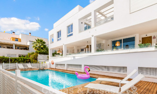 Nouvelle maison contemporaine à vendre à distance de marche de Puerto Banus et de la plage dans un complexe fermé à Nueva Andalucia, Marbella 48683 