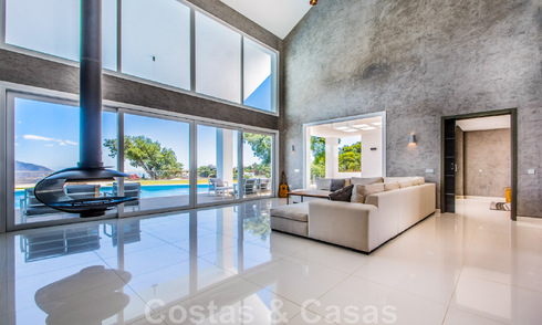 Villa individuelle à vendre, conçue avec une architecture moderne, située en hauteur et offrant une vue panoramique sur la montagne et la mer, dans une urbanisation exclusive de l'est de Marbella 47987