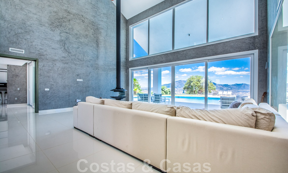 Villa individuelle à vendre, conçue avec une architecture moderne, située en hauteur et offrant une vue panoramique sur la montagne et la mer, dans une urbanisation exclusive de l'est de Marbella 47989