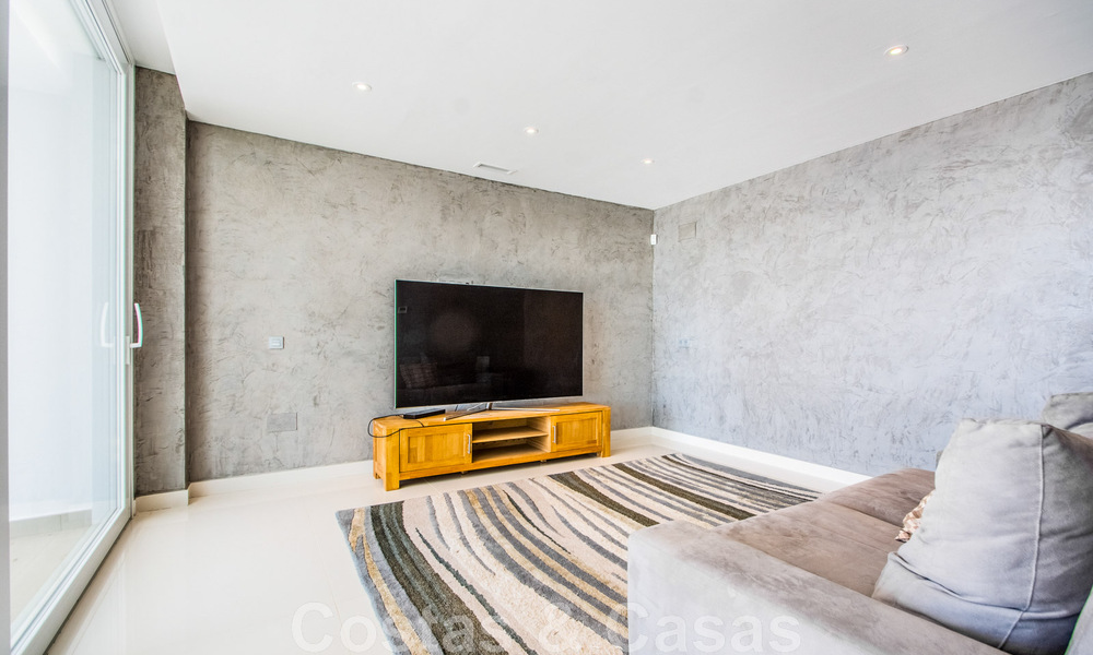 Villa individuelle à vendre, conçue avec une architecture moderne, située en hauteur et offrant une vue panoramique sur la montagne et la mer, dans une urbanisation exclusive de l'est de Marbella 47990