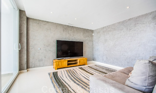 Villa individuelle à vendre, conçue avec une architecture moderne, située en hauteur et offrant une vue panoramique sur la montagne et la mer, dans une urbanisation exclusive de l'est de Marbella 47990 