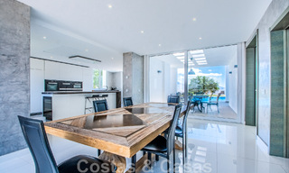 Villa individuelle à vendre, conçue avec une architecture moderne, située en hauteur et offrant une vue panoramique sur la montagne et la mer, dans une urbanisation exclusive de l'est de Marbella 47991 