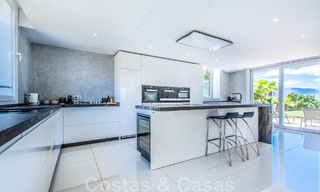 Villa individuelle à vendre, conçue avec une architecture moderne, située en hauteur et offrant une vue panoramique sur la montagne et la mer, dans une urbanisation exclusive de l'est de Marbella 47992 