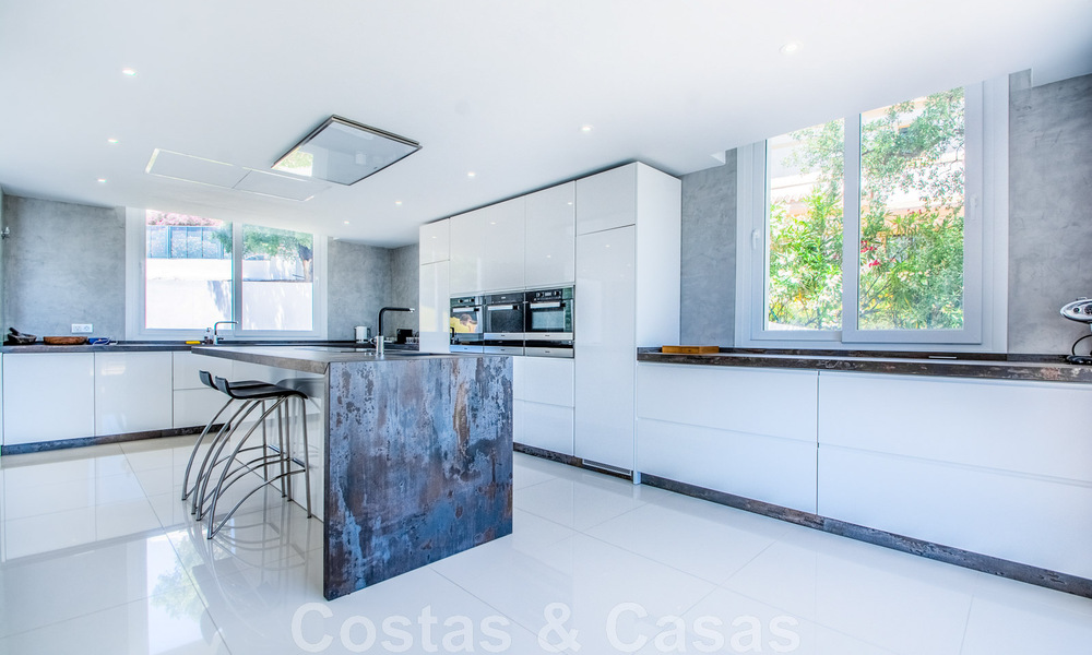 Villa individuelle à vendre, conçue avec une architecture moderne, située en hauteur et offrant une vue panoramique sur la montagne et la mer, dans une urbanisation exclusive de l'est de Marbella 47993