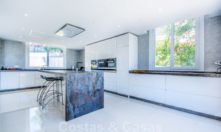 Villa individuelle à vendre, conçue avec une architecture moderne, située en hauteur et offrant une vue panoramique sur la montagne et la mer, dans une urbanisation exclusive de l'est de Marbella 47993 