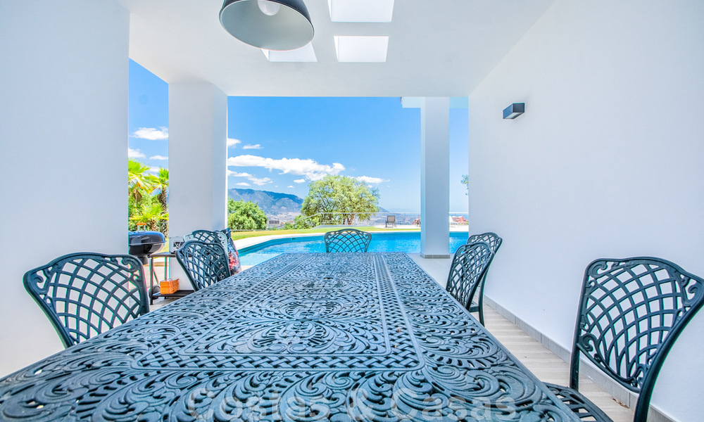 Villa individuelle à vendre, conçue avec une architecture moderne, située en hauteur et offrant une vue panoramique sur la montagne et la mer, dans une urbanisation exclusive de l'est de Marbella 47995