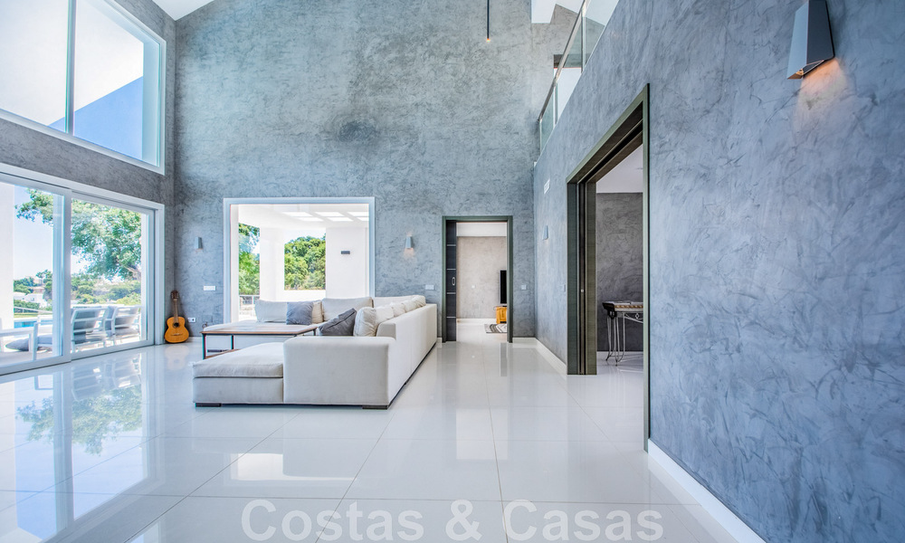 Villa individuelle à vendre, conçue avec une architecture moderne, située en hauteur et offrant une vue panoramique sur la montagne et la mer, dans une urbanisation exclusive de l'est de Marbella 47996
