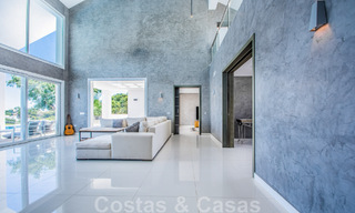 Villa individuelle à vendre, conçue avec une architecture moderne, située en hauteur et offrant une vue panoramique sur la montagne et la mer, dans une urbanisation exclusive de l'est de Marbella 47996 