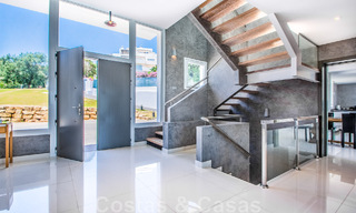 Villa individuelle à vendre, conçue avec une architecture moderne, située en hauteur et offrant une vue panoramique sur la montagne et la mer, dans une urbanisation exclusive de l'est de Marbella 47997 