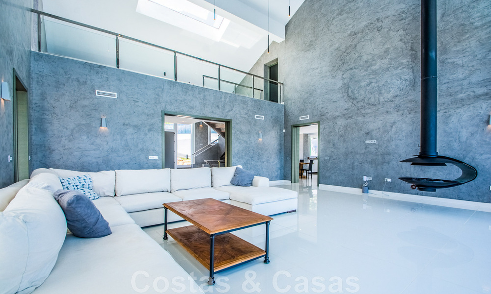 Villa individuelle à vendre, conçue avec une architecture moderne, située en hauteur et offrant une vue panoramique sur la montagne et la mer, dans une urbanisation exclusive de l'est de Marbella 47998