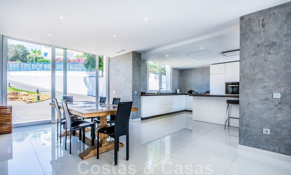 Villa individuelle à vendre, conçue avec une architecture moderne, située en hauteur et offrant une vue panoramique sur la montagne et la mer, dans une urbanisation exclusive de l'est de Marbella 47999