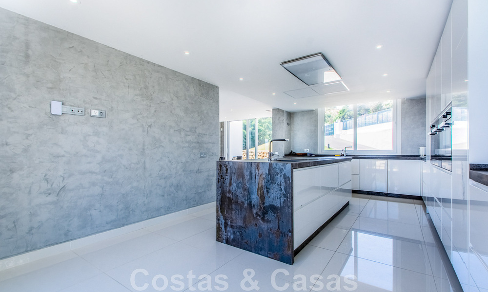 Villa individuelle à vendre, conçue avec une architecture moderne, située en hauteur et offrant une vue panoramique sur la montagne et la mer, dans une urbanisation exclusive de l'est de Marbella 48000