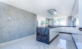 Villa individuelle à vendre, conçue avec une architecture moderne, située en hauteur et offrant une vue panoramique sur la montagne et la mer, dans une urbanisation exclusive de l'est de Marbella 48000 