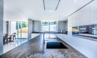Villa individuelle à vendre, conçue avec une architecture moderne, située en hauteur et offrant une vue panoramique sur la montagne et la mer, dans une urbanisation exclusive de l'est de Marbella 48001 