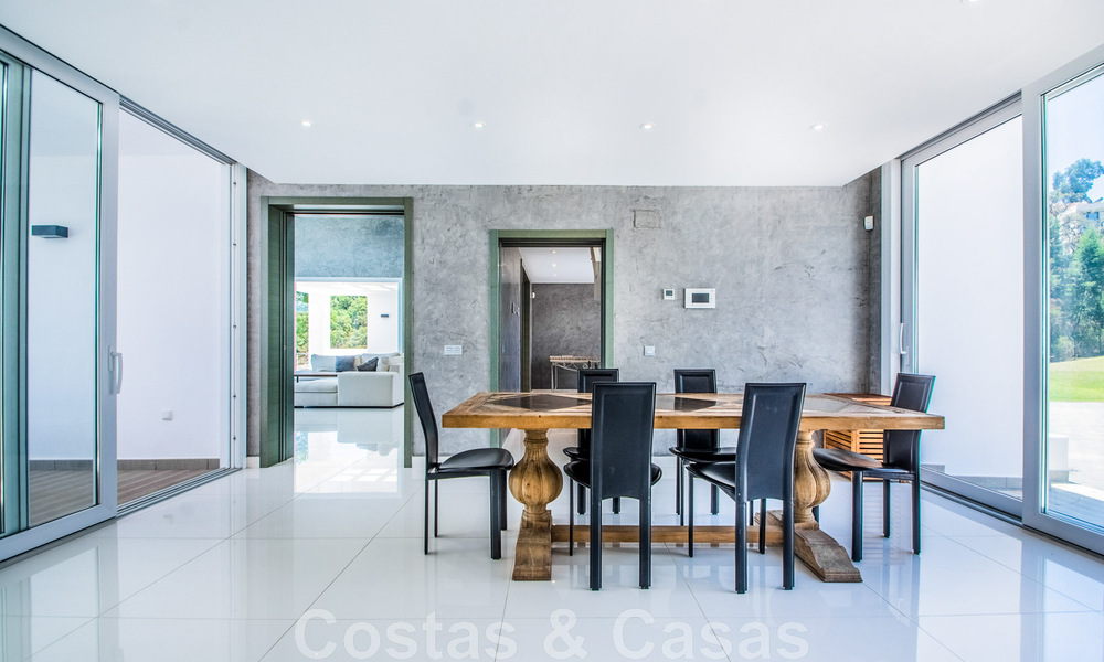 Villa individuelle à vendre, conçue avec une architecture moderne, située en hauteur et offrant une vue panoramique sur la montagne et la mer, dans une urbanisation exclusive de l'est de Marbella 48002
