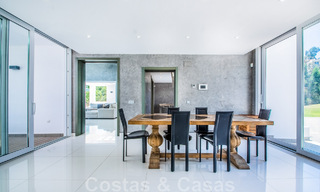 Villa individuelle à vendre, conçue avec une architecture moderne, située en hauteur et offrant une vue panoramique sur la montagne et la mer, dans une urbanisation exclusive de l'est de Marbella 48002 