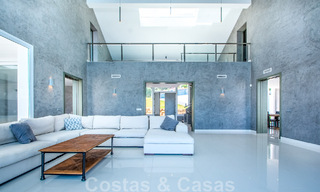 Villa individuelle à vendre, conçue avec une architecture moderne, située en hauteur et offrant une vue panoramique sur la montagne et la mer, dans une urbanisation exclusive de l'est de Marbella 48003 