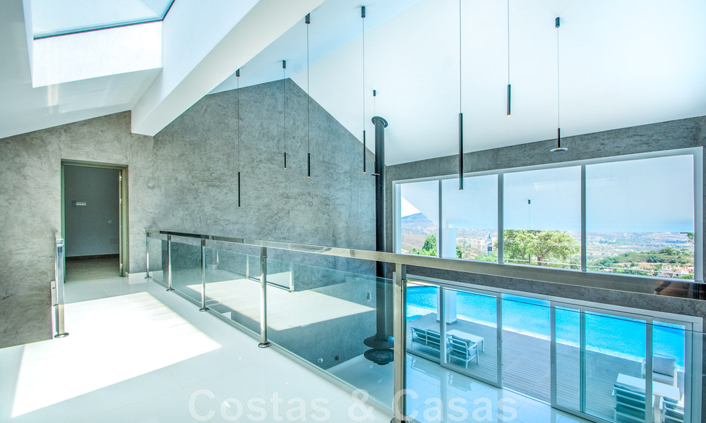 Villa individuelle à vendre, conçue avec une architecture moderne, située en hauteur et offrant une vue panoramique sur la montagne et la mer, dans une urbanisation exclusive de l'est de Marbella 48004