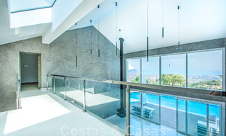 Villa individuelle à vendre, conçue avec une architecture moderne, située en hauteur et offrant une vue panoramique sur la montagne et la mer, dans une urbanisation exclusive de l'est de Marbella 48004 