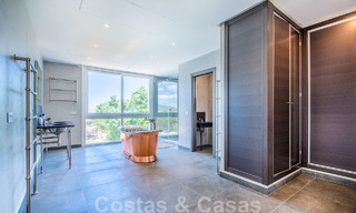 Villa individuelle à vendre, conçue avec une architecture moderne, située en hauteur et offrant une vue panoramique sur la montagne et la mer, dans une urbanisation exclusive de l'est de Marbella 48005 