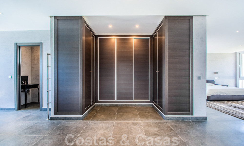 Villa individuelle à vendre, conçue avec une architecture moderne, située en hauteur et offrant une vue panoramique sur la montagne et la mer, dans une urbanisation exclusive de l'est de Marbella 48006