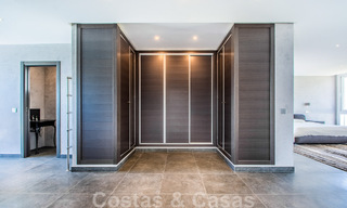 Villa individuelle à vendre, conçue avec une architecture moderne, située en hauteur et offrant une vue panoramique sur la montagne et la mer, dans une urbanisation exclusive de l'est de Marbella 48006 