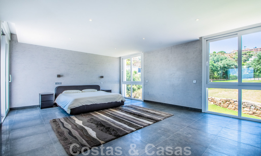 Villa individuelle à vendre, conçue avec une architecture moderne, située en hauteur et offrant une vue panoramique sur la montagne et la mer, dans une urbanisation exclusive de l'est de Marbella 48007