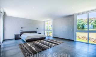 Villa individuelle à vendre, conçue avec une architecture moderne, située en hauteur et offrant une vue panoramique sur la montagne et la mer, dans une urbanisation exclusive de l'est de Marbella 48007 