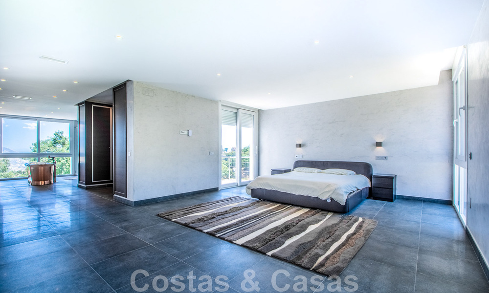 Villa individuelle à vendre, conçue avec une architecture moderne, située en hauteur et offrant une vue panoramique sur la montagne et la mer, dans une urbanisation exclusive de l'est de Marbella 48008