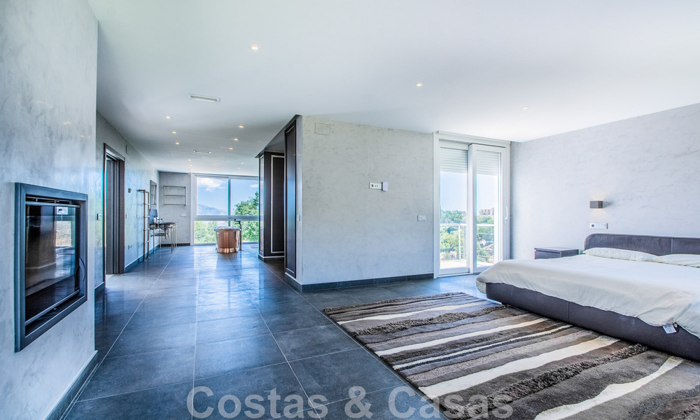 Villa individuelle à vendre, conçue avec une architecture moderne, située en hauteur et offrant une vue panoramique sur la montagne et la mer, dans une urbanisation exclusive de l'est de Marbella 48009