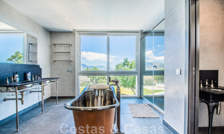 Villa individuelle à vendre, conçue avec une architecture moderne, située en hauteur et offrant une vue panoramique sur la montagne et la mer, dans une urbanisation exclusive de l'est de Marbella 48010 